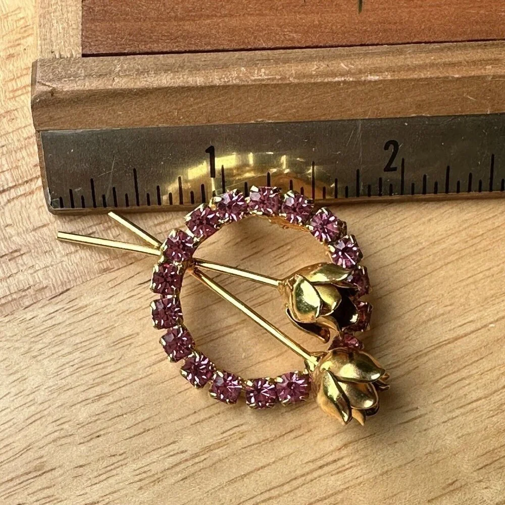 Vintage Brooch Pin 1.75 Inch Wreath Two Roses Flowers Pink Rhinestones‎ Goldtone